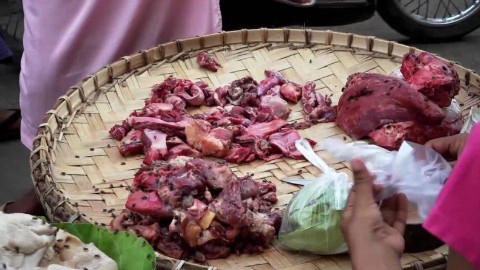 穷酸!缅甸集市肉爬满苍蝇,人们都在吃,可见这里有多穷!